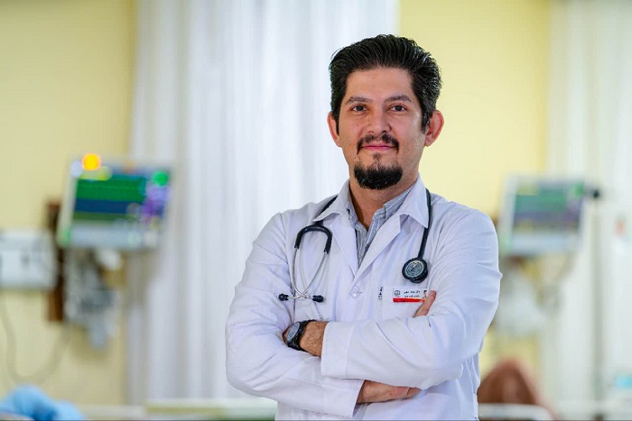 گفتگو با پزشک جوانی که با عشق آموزش می دهد و با علم درمان می کند