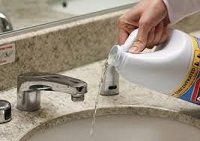 محلول مخلوط آب و مایع سفید کننده یکی از مناسبت ترین مواد گند زدا