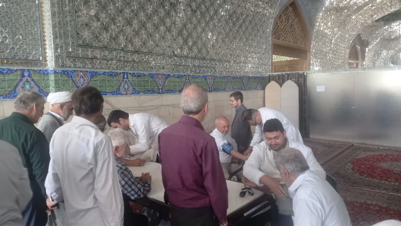 برپایی میز خدمت سلامت توسط پرستاران و بسیجیان جامعه پزشکی کاشمر در نماز جمعه