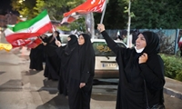 کادر سلامت مشهد در یکصدوشصت‌وهشتمین شب تجمعات، یاد شهدای دانش‌آموز میناب را گرامی داشتند