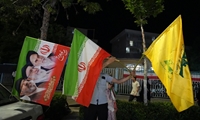 صدمین شب ایستادگی کادر سلامت مشهد؛ طنین فریاد خونخواهی برای دانش‌آموزان شهید مینابی