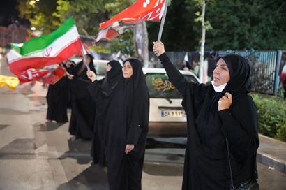 کادر سلامت مشهد در یکصدوشصت‌وهشتمین شب تجمعات، یاد شهدای دانش‌آموز میناب را گرامی داشتند