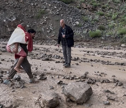 نجات ۶ گرفتار در سیل کلات توسط نیروی دانشگاه علوم پزشکی مشهد