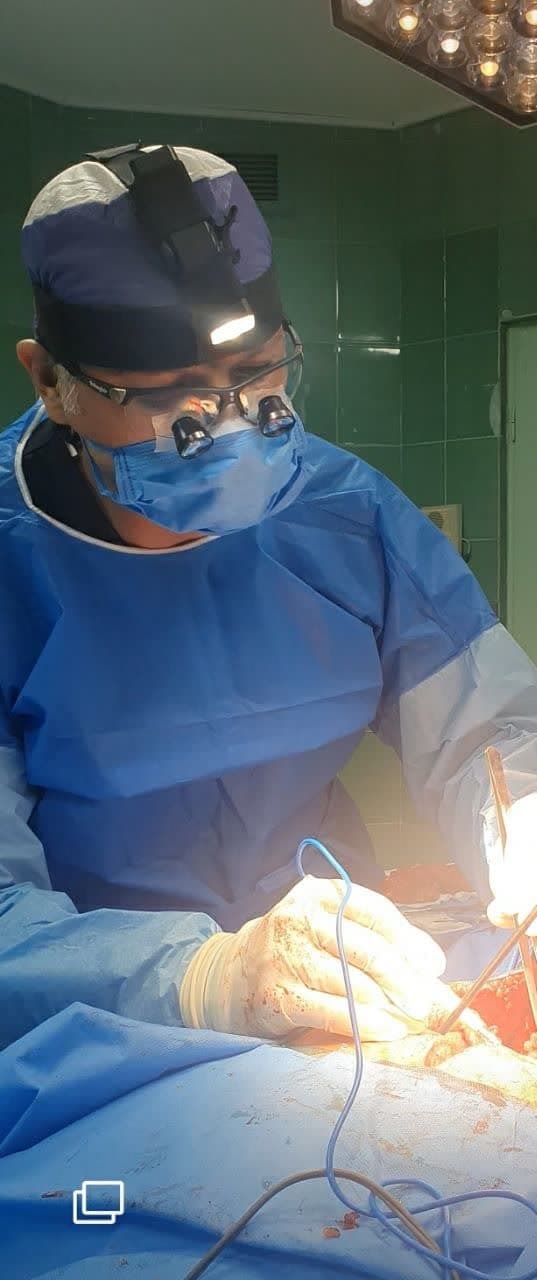دکتر امیرحسین حقیر، عضو هیات علمی و فوق تخصص جراحی ستون فقرات در دانشگاه علوم پزشکی مشهد 0289.jpg - 100.44 kb